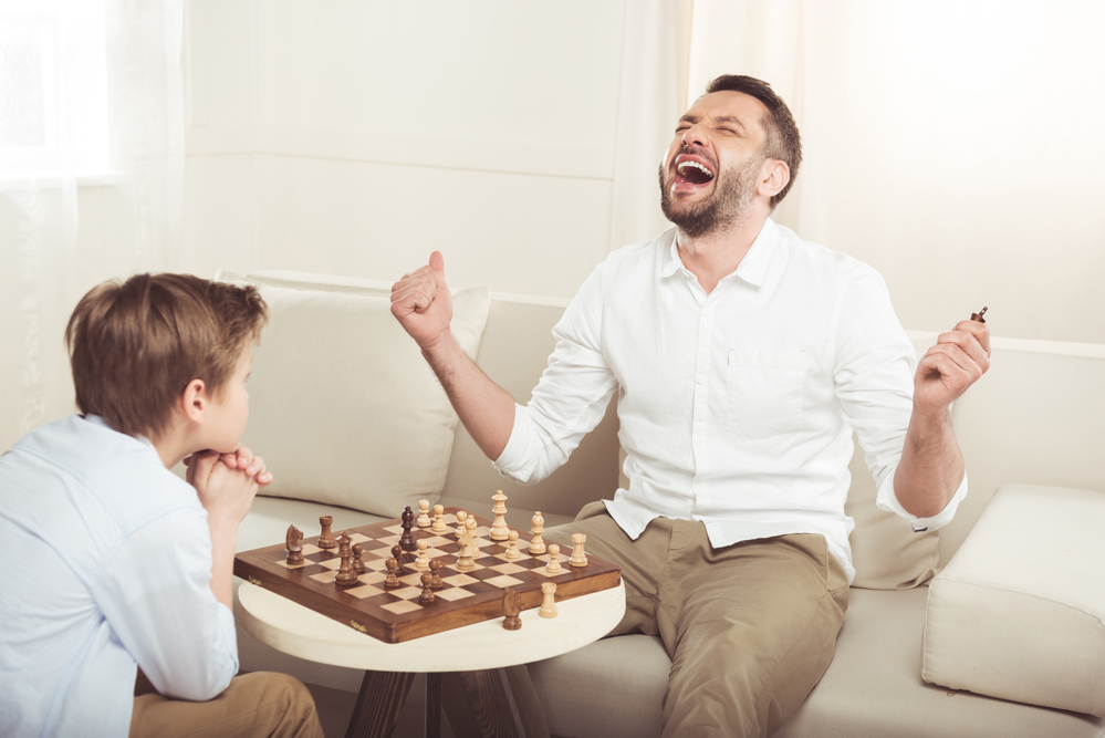 Папа играет в шахматы. Игра в шахматы с папой. Мужчина играет в шахматы. Фотосессия с шахматами мужчина.